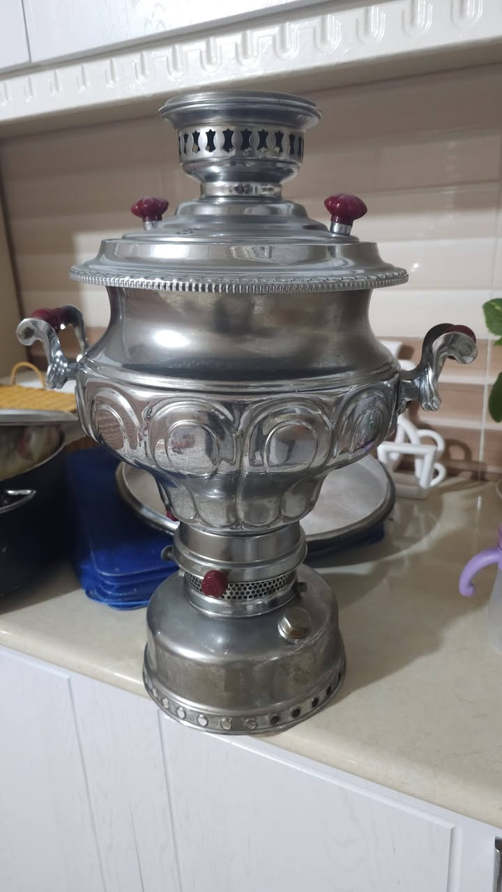 سەماوەرەکە نویەو بی کیشەیە مارکەی برادەرانە هەری ئەسڵەکانە  حەجم گەورە
ئەم چوار تەپڵەکەش نویەو خاوێنن 
***********
