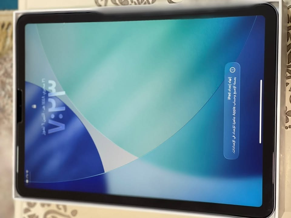 السلام عليكم 
Ipad air 4 
الشاشة :
* الحجم: 10.9 إنش
* النوع: Liquid Retina IPS LCD
* الدقة: 2360 × 1640 بكسل (264 ppi)
* السطوع: 500 شمعة (nits)
* تدعم:
    * True Tone
    * Wide Color (P3)
    * Fully Laminated Display
    * Anti-Reflective Coating

المعالج :

* Apple A14 Bionic (بدقة تصنيع 5 نانومتر)
* معالج سداسي النواة (CPU)
* معالج رسومي Apple GPU رباعي الأنوية
* Neural Engine بـ 16 نواة
النظام :
IPadOS 26.5
الذاكرة :

* RAM: 4 جيجابايت
* التخزين الداخلي: 64 جيجابايت .
مكاني كربلاء و السعر على الخاص او الواتس : *********** .

