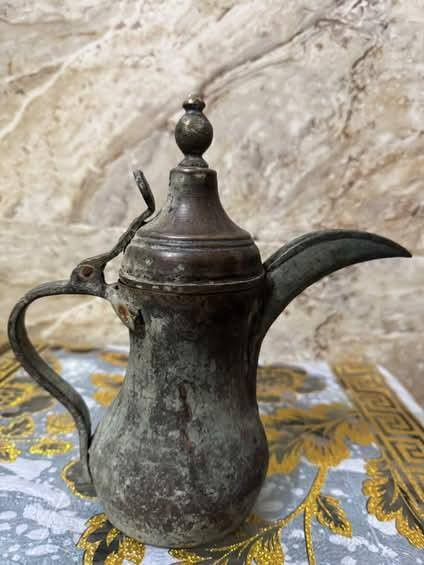 سلام عليكم ورحمة الله دلة بغدادي قياس ٢٤ قطعة بغدادي قديم سعر خاص او اتصال ***********
