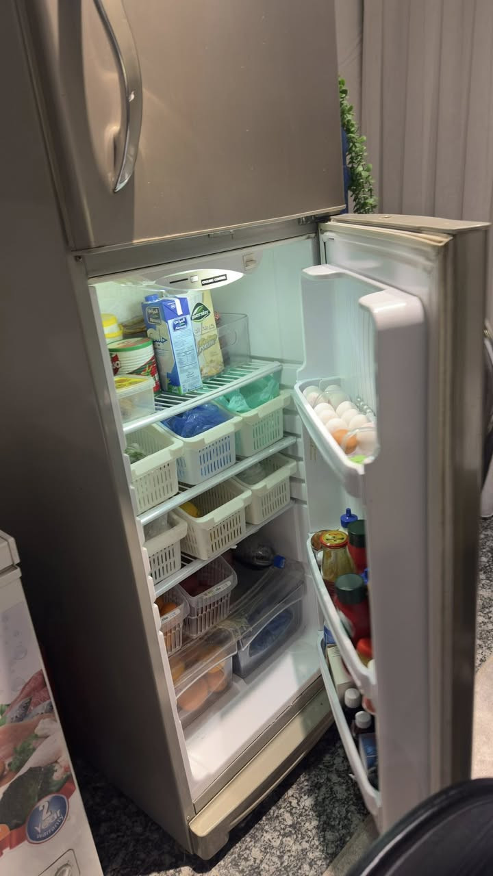 ثلاجة للبيع  طول 180 عرض 65
***********
قبغ المجر مكسور فقط
