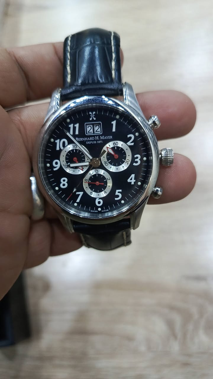 السلام عليكم ساعه برناد اج ماير للبيع ساعه مستعمل قليل نظافة 100/100 قطر 42 اصدار هذا الموديل جدا قليل السعر 300 ألف للأستفسار واتساب *********** .
