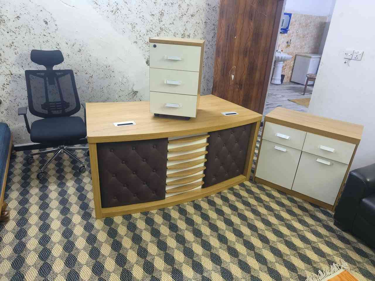 تخم نضيف جدا جلد لون اسود
5 مقعد مثل ماموضح بالصور يصير مكتبي او دكتور اسنان لان سهل التنضيف جلد يعني سعره 250 
ميز مكتبي مع الكرسي دوار وكلش جديد سعره 200 
ميز مكتبي ثاني  مع ملحقاته وكلش نضيف سعره 200
مكانه بغداد ابو غريب قرب مجمع بدور بغداد 
***********
