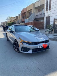 كي فايف موديل 25 ماشية حالين 14 ميل  لون سمنتي داخل احمر  السياره اعلى...