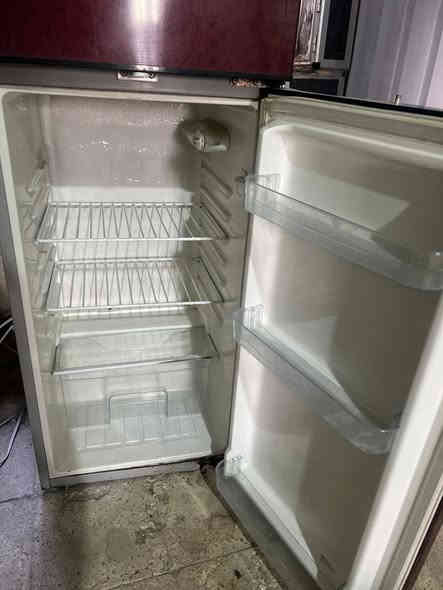 ثلاجة مستعمله للبيع 
ثلاجة alnosa حجم صغير ٩ قدم  شغاله نظام تبريد بخيخ بس الباب من جوه مكسوره
للتواصل خاص او على الرقم ***********
السعر 100
مكاني مقابل مدينة العاب السيدية
