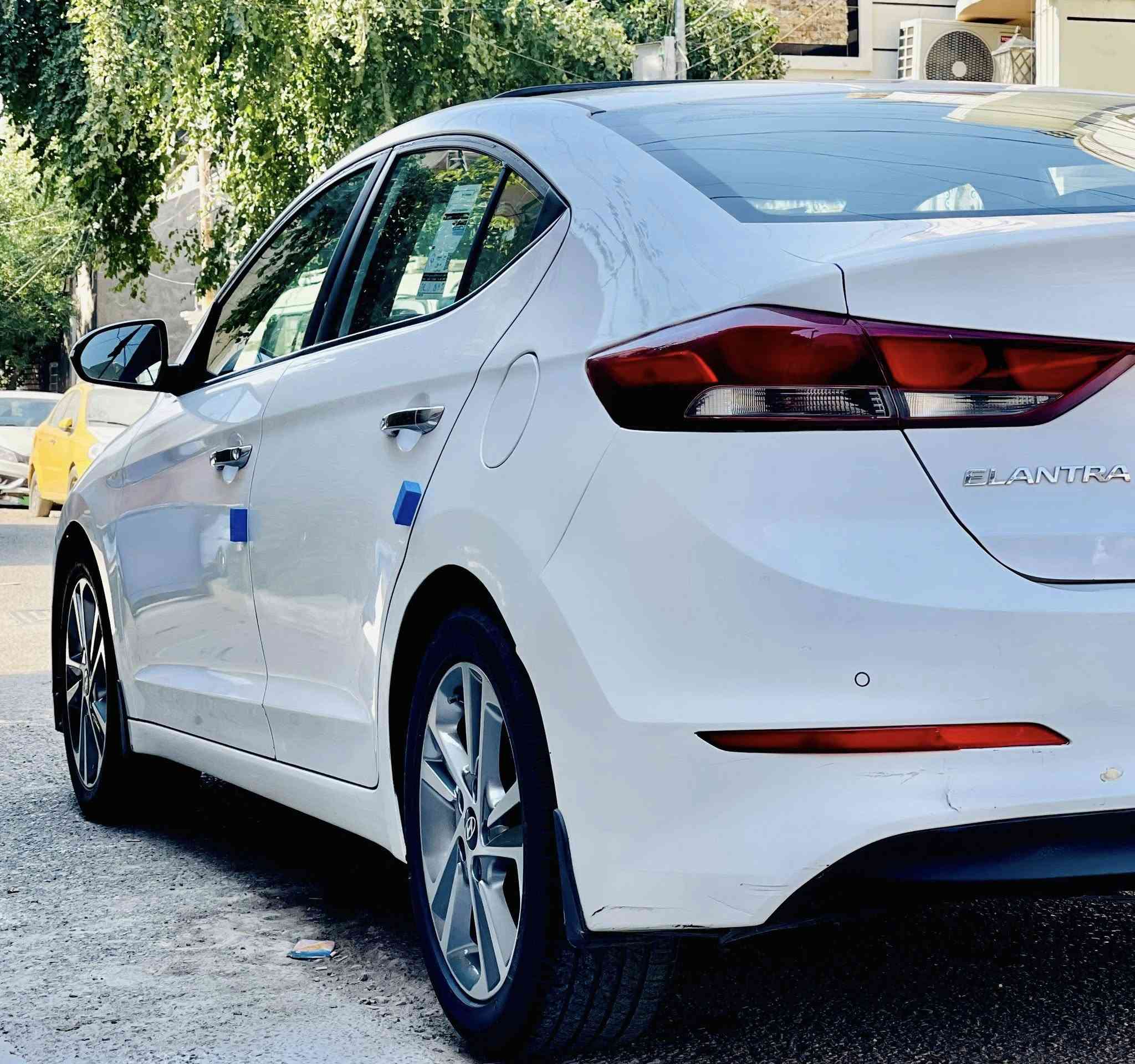 السلام عليكم 
النترا موديل ٢٠١٨ سوبر خليجي 
فول مواصفات عدا البصمة
بدون صبغ فقط جاملغ خلفي اثر طخة بسيطة
كير مكينه خير من الله مكفولات من الفتح
ماشية ١١٩ كم
مكينة ٢٠٠٠ دوش
بصمة
فتحة سقف
ثلاث وضعيات قيادة
تحكم ستيرن
لد نهاري
شاشة
كامرة
تخم تاير باتري جديد
تبريد
سيارة حلوة وخير من الله
مابيه اي نقص
السعر ١٤٤ $ وبيهة شي بسيط
بغداد السيدية
***********
