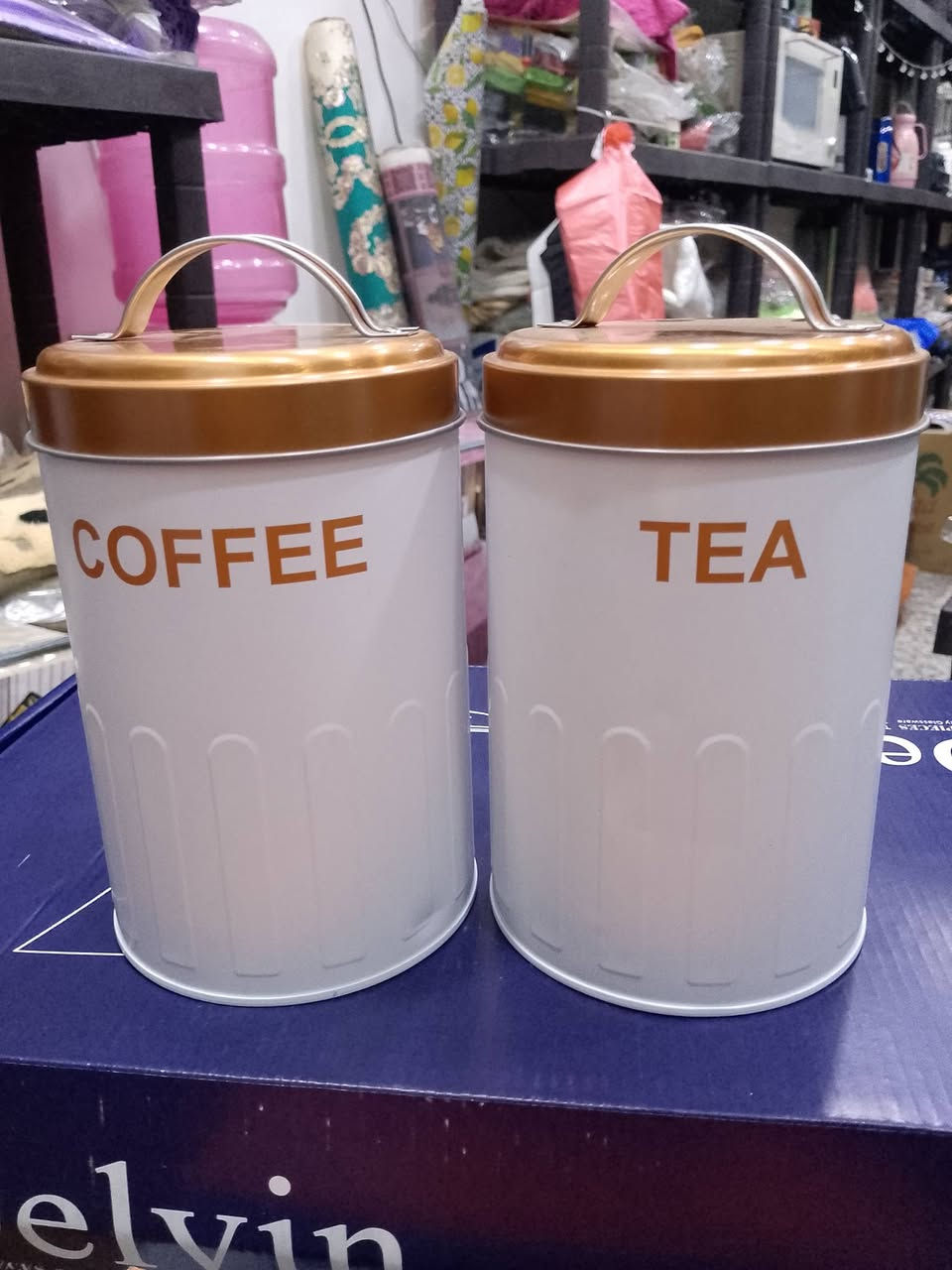توفرت علب معدن مربعه ودائريه وعليها اسماء المواد مثل الشاي قهوه سكر.
وبعدة اللوان تجدوه في مجمع التميمي للمواد المنزليه والانشائيه والقرطاسيه ❤️🙏

المكان التاجيات خلف بناية الدفاع المدني(الاطفاء) بجوار منفذ رهف ومعجنات ابو محمد. 

اوقات الدوام ⏱️
من الساعه 7 صباحا الى الساعه 10 مساء ❤️

تلفون ***********
واتساب ***********
