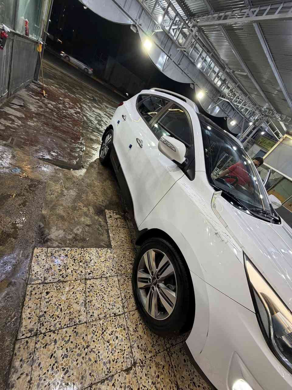 توسان خليجي مكفوله شركه الكاصد فول 1/1  موديل 2015 مكينه 2400 ماشيه 57000 كيلو متر السعر 175 وبيها مجال للطيبين ***********
بانوراما
كشنات جلد تدفئه وتبريد
فور ويل
مانع انزلاق
نزول منحدرات 
وشادلها تخم تاير كوري اصلي
