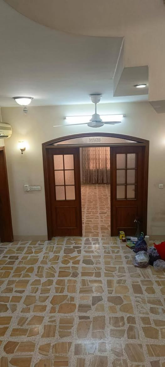 دار للايجار 🛑 🛑 🛑 🛑 🛑 🛑
في حي الميثاق 
مساحة 150 متر 👉 👉 👉 👉 👉 👉 
بناء حديث 
طابقين 🫸 🫸 🫸 🫸 🫸 
ط1 يتكون من غرفة نوم وهول واستقبال وصحيات ومطبخ 

ط2 يتكون من ثلاث غرف نوم وهول وصحيات وبيتونة وسطح 
السعر 600 
موقع مميز قرب السوق 
للاتصال والاستفسار 
***********
***********
