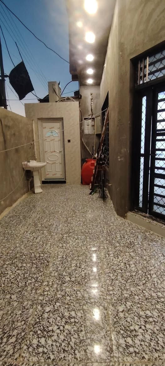 السلام عليكم ورحمة
بيت طابو صرف معروض للبيع الموقع في حي الجامعة بشارع خمسين الاربع سايدات مواصفات البيت متكون من طابقين الطابق الأول من كراج سيارة صحيات خارجيه وداخليه استقبال 7 x 5 مطبخ كبير حار بارد صاله كبيره غرفتين كبار 5x4 الطابق الثاني بيه غرفه وصحيات كاملات اما البقيه بعده ما كامل يرادله كهرباء ولبخ وارضيه البيت فول قبل شهرين من كمل بناء حديث اي استفسار عن البيت تعال خاص


**إذا كنت صاحب هذا الإعلان وتريد حذفه لأي سبب، رجاءا أرسل رسالة إلى الدعم الفني**