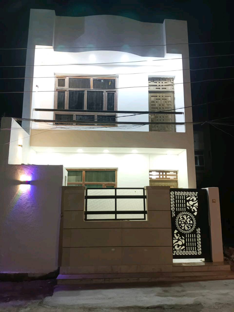 معروض للبيع بيت حديث مؤثث بالكامل بمساحة واسعة وتصميم عصري. يحتوي على غرف جلوس راقية وسلالم بأناقة عالية، مزودة بدرابزين معدني باللون الأسود والذهبي. كما يحتوي على مرافق صحية مجهزة بشكل مميز، بالإضافة إلى نوافذ واسعة تسمح بدخول الضوء الطبيعي بشكل رائع. واجهة البيت مزينة بإضاءة ليلية جذابة. هذا العقار يتمتع بجميع وسائل الراحة الضرورية ليكون منزل الأسرة المثالي.