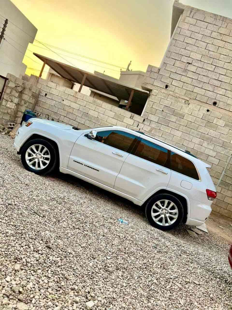 JEEP GRAND CHEROKEE Limited X_ HEMI V8
جيب گراند شيروكي 2017 كلين تايتل V8 5.7L
المواصفات//
:- اللون ابيض
:- بصمة 
بانوراما قطعتين
:- تشغيل عن بعد
:- فور ويل 4✖️4
:- كشنات جلد  
:- صندوق كهربائي 
:- رادارات جانبية 
:- كشنات كهرباء
:- كاميرا خلفية 
:- حساسات خلفية
:- شاشة كبيرة
:- كشنات تبريد و تدفئة 
:- ستيرن تدفئة 
:- توقف ذاتي عند الرجوع للخلف 
:- ثلاث انظمة قيادة 
:- تبريد قطعتين ثلج
:- ماشية 104mi   
ومواصفات اخرى معروفة.
رقم اربيل بأسمي
مكان السيارة كربلاء المقدسة.
السعر 275 ورقة
موبايل ***********
