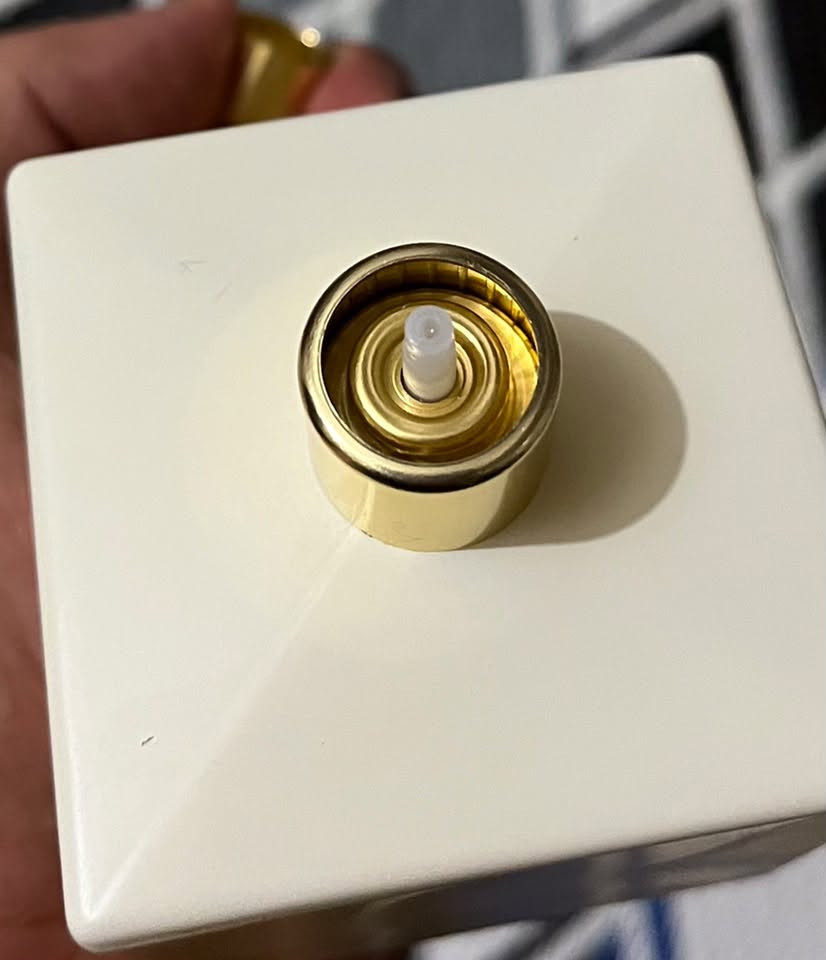 السلام عليكم عندي عطر نيشان هشيفات مثل ما موضح بالصور تيستر اصلي الباتش كود متطابق علبة مع زجاجة مستخدم بحدود ١٥ رشه 
اشتريته عمياني بـ 130$ على اراء الناس بس للاسف ماعجبني
 رايده 100$ قفل 

للتواصل ***********
