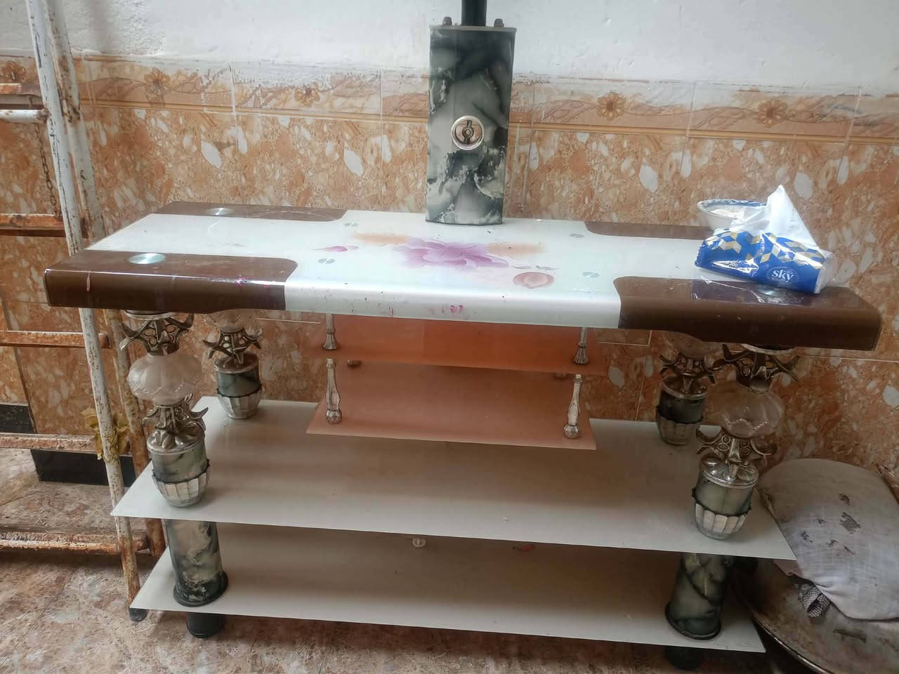 كرسي حلاقه +ميز بلازمه
للبيع التواصل على الرقم 
***********
