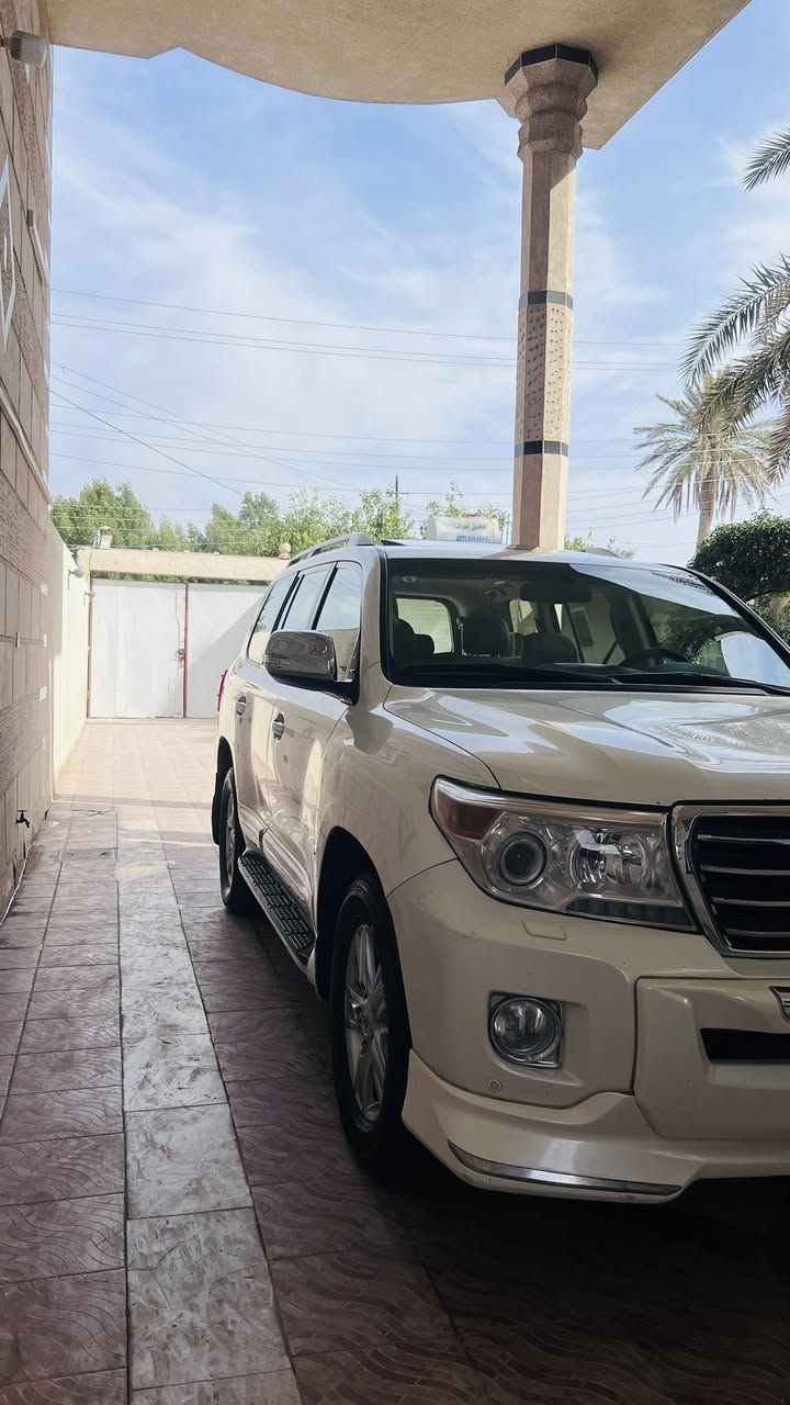 سلام عليكم ورحمة الله وبركاته.                                    لاندكروزر 2014                                                                          GXR 8V 4600.                                                                       فول موصفات للخير 
مكفوله من بادر والضربه والصبغ ماعده دعاميه إماميه تبديل والباقي كفاله تايرات جديديه صدر امامي خلفي جديد 
محرك وكير مامفتوح 
سياره تاخذه جديده 
مكاني بغداد ابي غريب 
السعر خاص 🔒
الرقم *********** وتوفر وتساب
