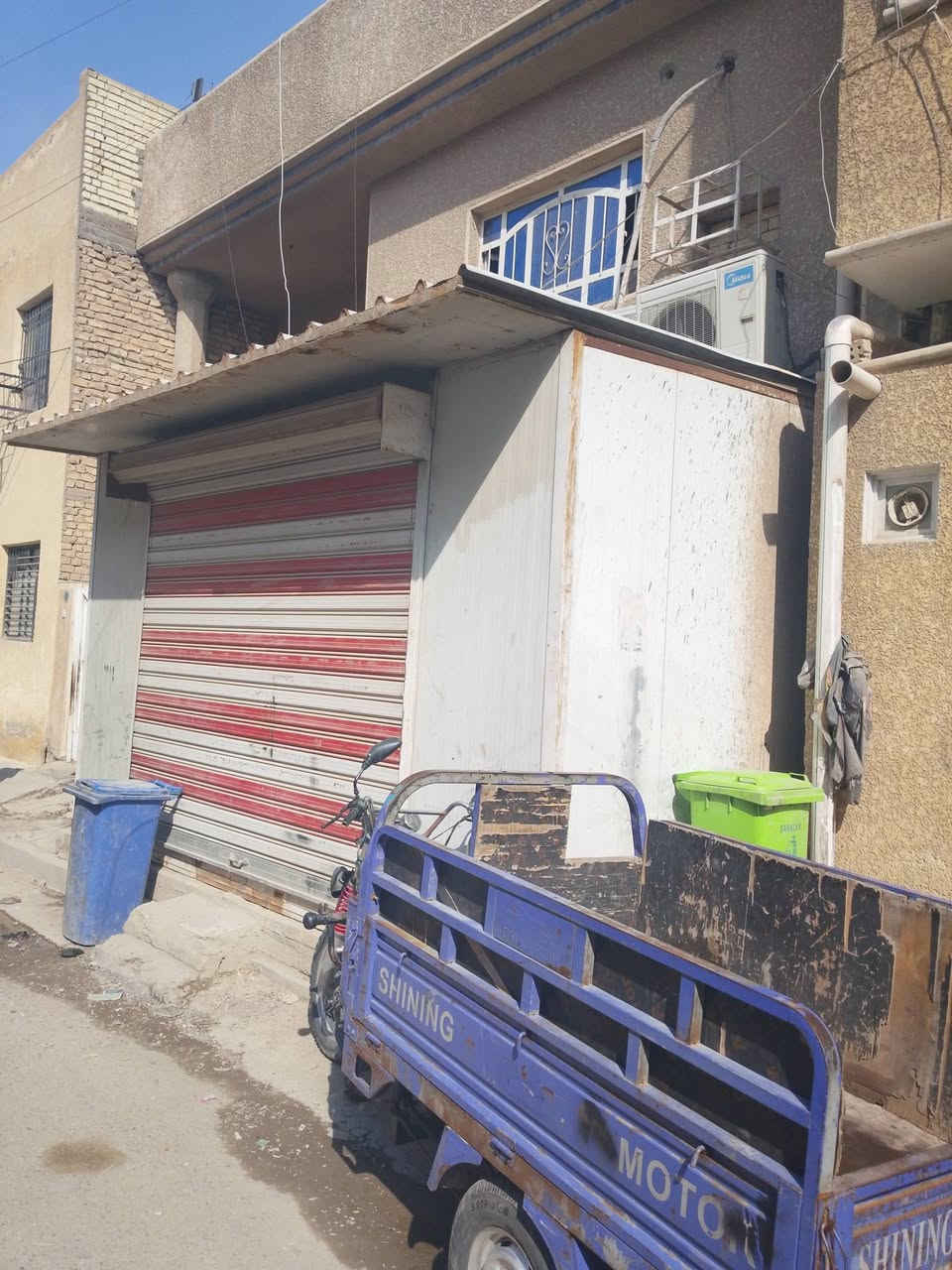 السلام عليكم يوجد كرفان محل للبيع طوله 5 متر وعرضه3  مع جام خانه كبنك وباب حديد مكاني بغداد الامين الثانيه والسعر خاص ***********
