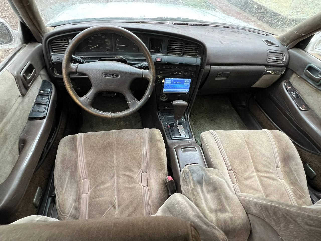 سلام عليكم مارك 1991رقم بصره سنويه جديده مصفره تحويل مكفوله كص ونقل وضربه قويه محرك ونجي 6 محرك وكير جدد جاهزه مكان سياره بصره بيع فقط سعر 45 وبيه مجال شراي اتصل ***********
