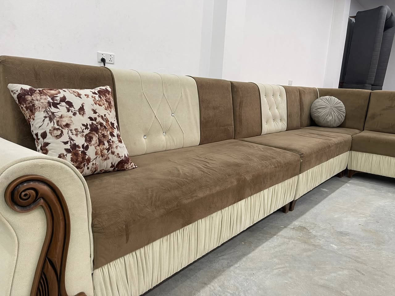 L
ئەم ئێڵە 13 نەفەریە بۆ فرۆشتن 
زۆر پاکو بێ عەیبە دەست کردە 
ژێری هەموو ساجە 
ژم***********
