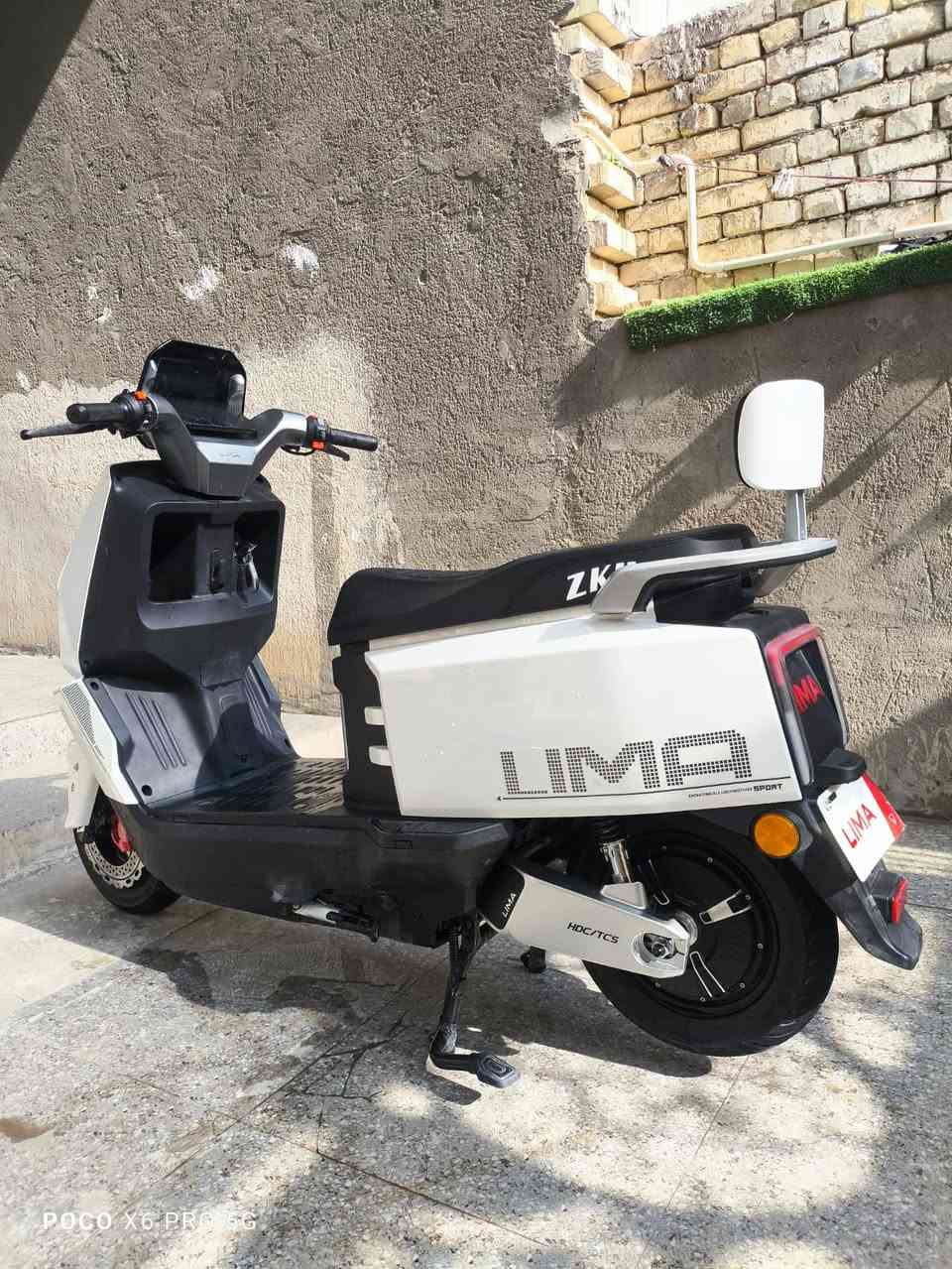 السلام عليكم دراجه شحن للبيع دراجه ملف الفين ست بطاريات مصطره مو لعاديه صار شهرين من طالعه من الوكيل دراجه بحاله الوكاله الشحنه الوحده تمشي ستين كيلو الى تسعين كيلو سعره ٨٠٠ اني مشتريه بمليون وميه للستفسار ***********
