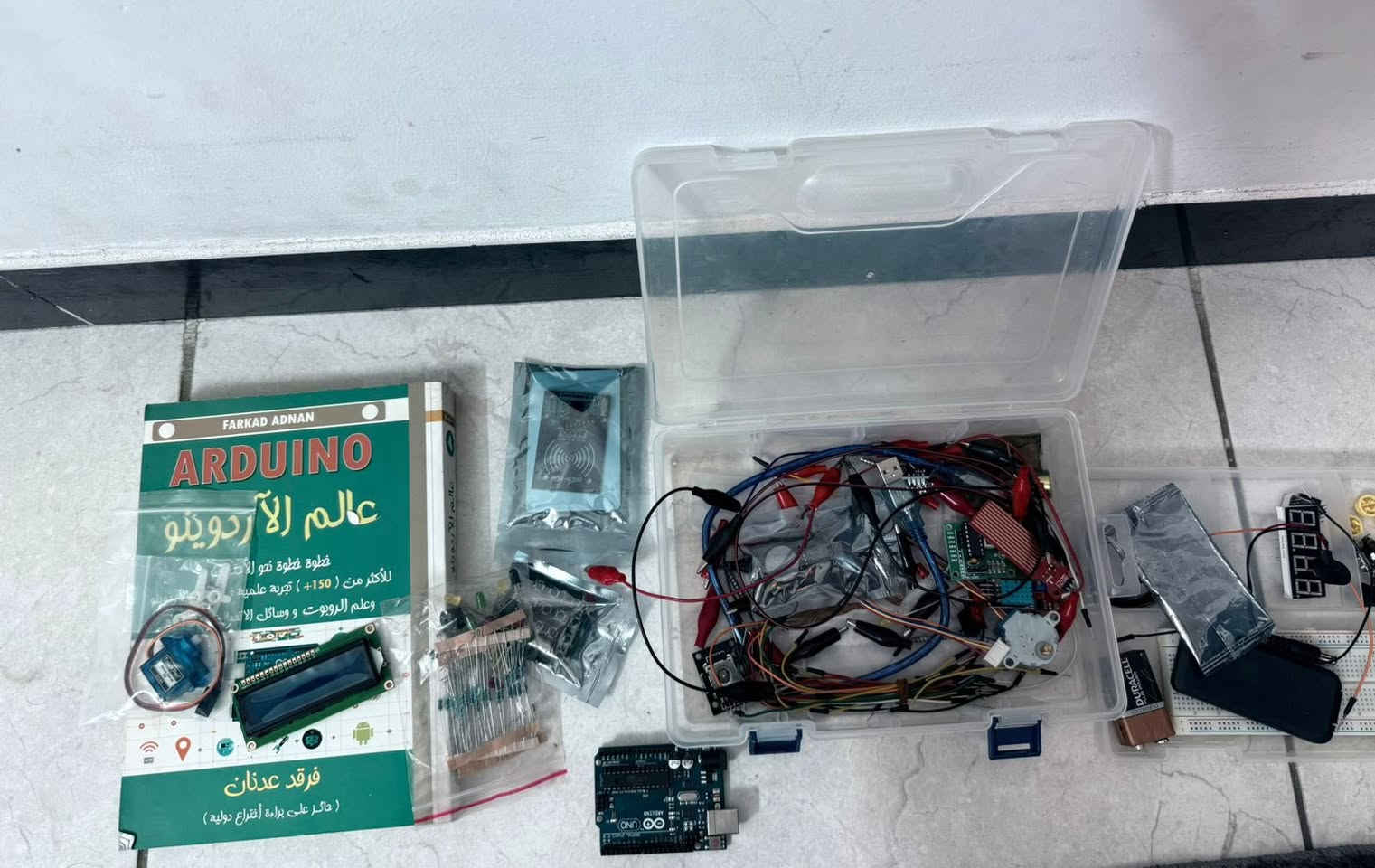 حقيبة آردوينو (Arduino Kit) متكاملة شبه جديدة مع كتاب تعليمي للبيع
للبيع: حقيبة تجارب آردوينو (Arduino Kit) متكاملة للمبتدئين والمحترفين، شبه جديدة ومليئة بالقطع الإلكترونية والحساسات المفيدة لمشاريع التخرج والابتكارات الإلكترونية.

تفاصيل الحالة:
• الحقيبة شبه جديدة تماماً.
• جميع القطع والحساسات والشاشة والأسلاك غير مستخدمة نهائياً.
• كارت الآردوينو (Arduino Uno) تم استخدامه للتجربة فقط والتأكد من شغال بامتياز.

الملحقات الإضافية:
• يأتي مع الحقيبة كتاب "عالم الآردوينو" الملون والمميز  على أكثر من 150 تجربة علمية وعملية خطوة بخطوة.
• بوكس منظم بلاستيكي لحفظ القطع والأسلاك بشكل مرتب.

السعر: [30]
الموقع: السيدية


**إذا كنت صاحب هذا الإعلان وتريد حذفه لأي سبب، رجاءا أرسل رسالة إلى الدعم الفني**
