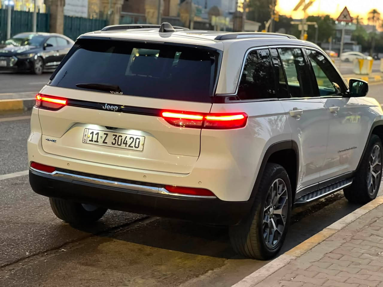 Jeep Grand cherokee 4xe
موديل 2024 .. 4x4 هايبرد
ماشية  78,000 km 
إنارة داخلية LED لون واحد
٣ شاشات
5 راكب 
‎3 انضمة بنزين +هايبرد +كهرباء
#مواصفاتها
.  
.بصمه تشغيل عن بعد
.سستم صوت ALPIN
.دمام خلفي
.كشنات جلد
.كشن السايق ميمري
.كشنات كهرباء
.تدفئة كشنات
.صندوق كهرباء
.حساسات خلفيه  
.اشاير بالمري
.رادار امامي
خمسة وضعيات قياده
.نظام تحديد مسار
.تحكم ستيرن كامل
.شفتات ستيرن
. بنوراما 
. كير ماوس
. نظام منحدرات
. هيترات بالكشنات 
.ويل كب ٢٠ سومت جديد
.تخم تاير جديد
.دوسات جيب اصلية
.لايتات لد
.بكلايت لد
.كشافات
.بصمة ابواب
.صندوق كهرباء
. شاحنتها الاصلية بالجنطة + شاحنة سراج الدين اصلية
فول مواصفات 1/1  بعد بيها مواصفات
الحادث خفيف مرفق بالمنشور مع سونار جاملغ تبديل ودعامية صبغ

للاستفسار اكثر الاتصال على الرقم

***********
