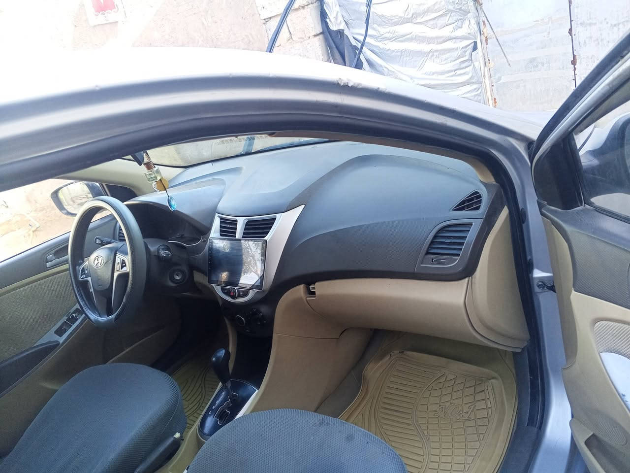 السلام عليكم اكسنت خليجي 2012 محرك 1600 
تبريد تدفئه السياره جاهزه شاشه كامره خلفيه حساسات 79 وبيه حك الجيه ***********
