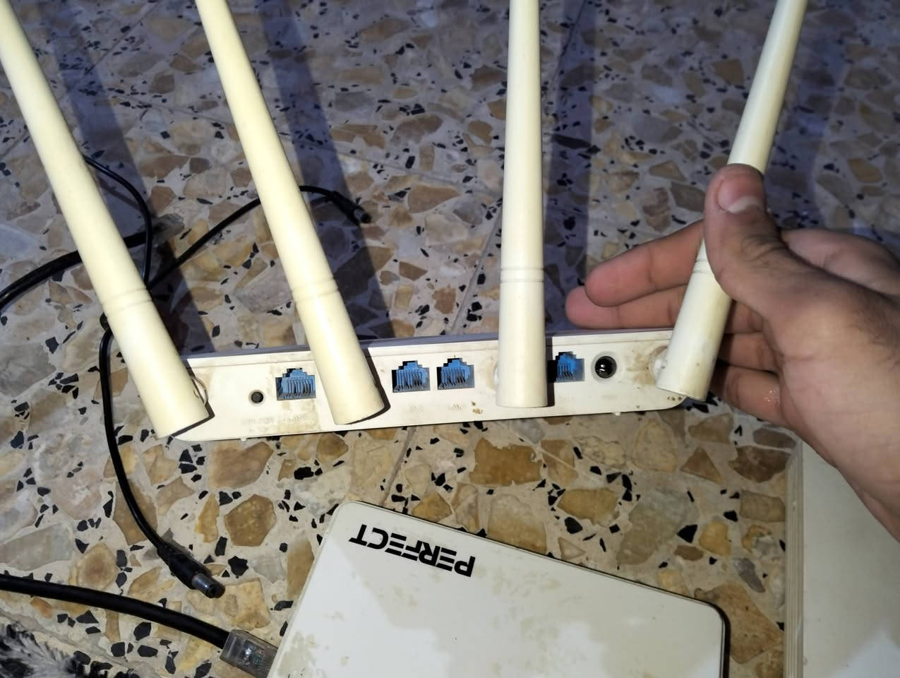 سلام عليكم  راوتر + يو اي بي شحن سريع + معبر انترنت للبيع ويا بور شحن من تطفى الكهرباء ميطفه عندك النت جدد استخدام بسيط النت فول بسرعة 400 ميكه بثانية والشاحن او ابور يضل مشتعل من 4 ساعات الى 6 ساعات بس بي نقص فقط وايرين وسعرهن ميجاوز ل5 الاف  عد اهل الانترنت 
***********
