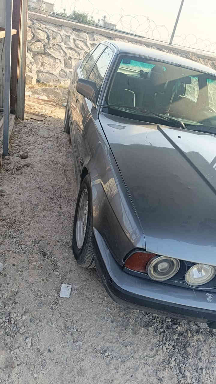 سلام عليكم من رخصه لادمن بي ام للبيع 525وارد يابان مكينه وكير جدد تخم تاير حداده جديده السعر ٥٥ وبيهه مجال عنوان السياره بغداد ***********
