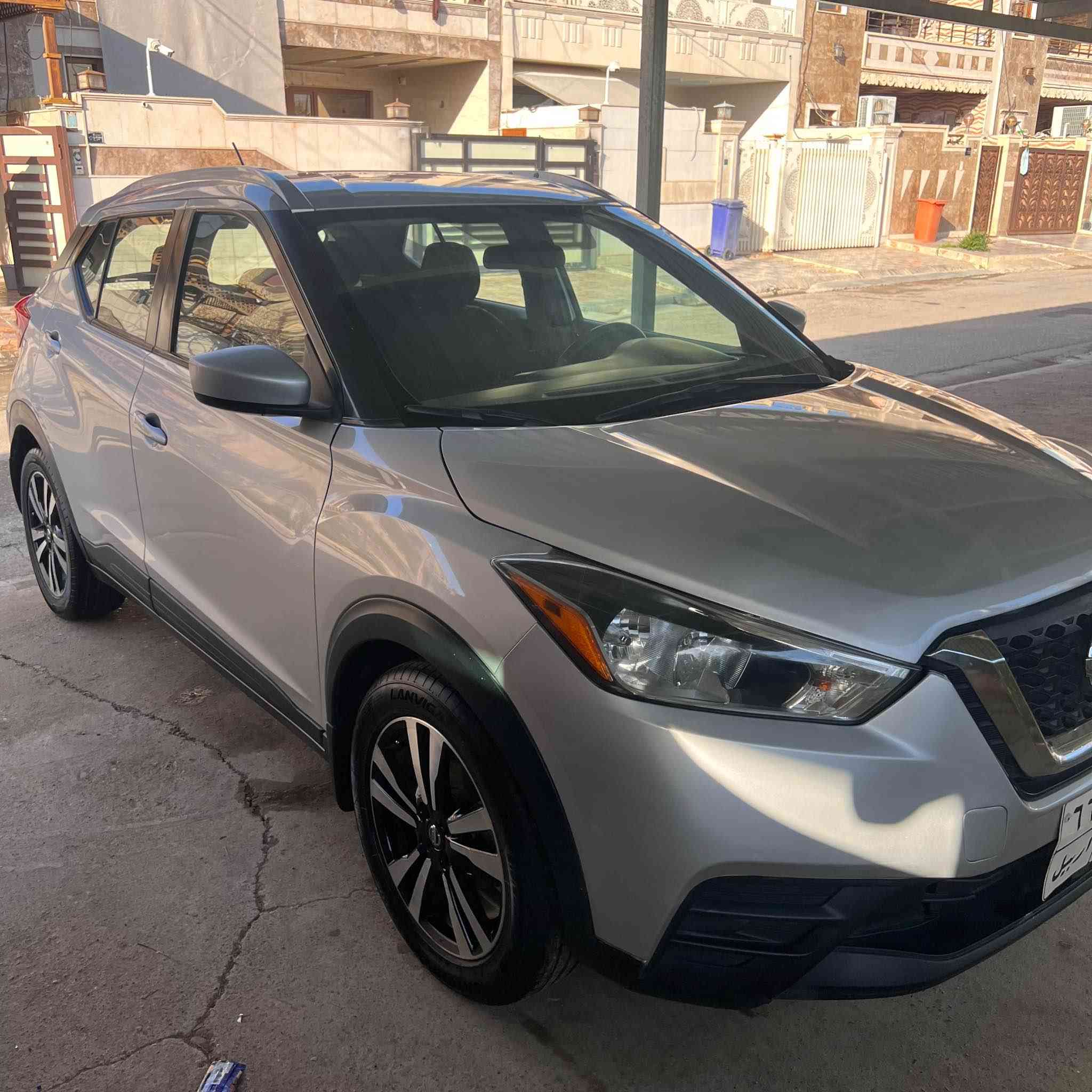 نیسان کیکس مۆدیل ٢٠١٩ مواسەفات SV بەسمە شاشە گەورە کامیرە گیرو مەکینە و تەبرید بەشەرت سەیارەکە روبعەک بۆنیتی بۆیاخی لەگەل ١ بست سندوقی تەعدیلە بێ ژورئ ئێرباگ بەشەرت شانسی بەشەرت  سعری ١٢٨ کەمیک مەجال ٤٦٠ هەزار خرامەی لەسەرە  3N1CP5CUXKL481906
*********** أربيل, العراق
