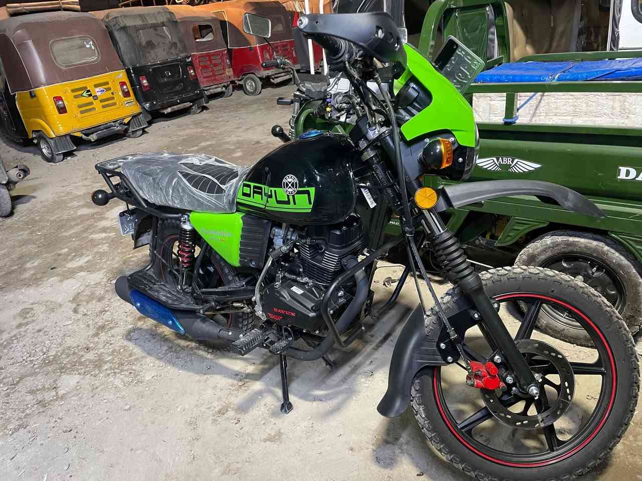 سلام عليكم دراجه دايوان جديدة صالي ٣ اسابيع من منزلهة رمبة ماشيه 750 اقل من 1000 
خير من الله اشتريتهة من الرمبه 2800 الف وهسة رايدهة 2700 قفل 
المكان بغداد حي اور 
***********
