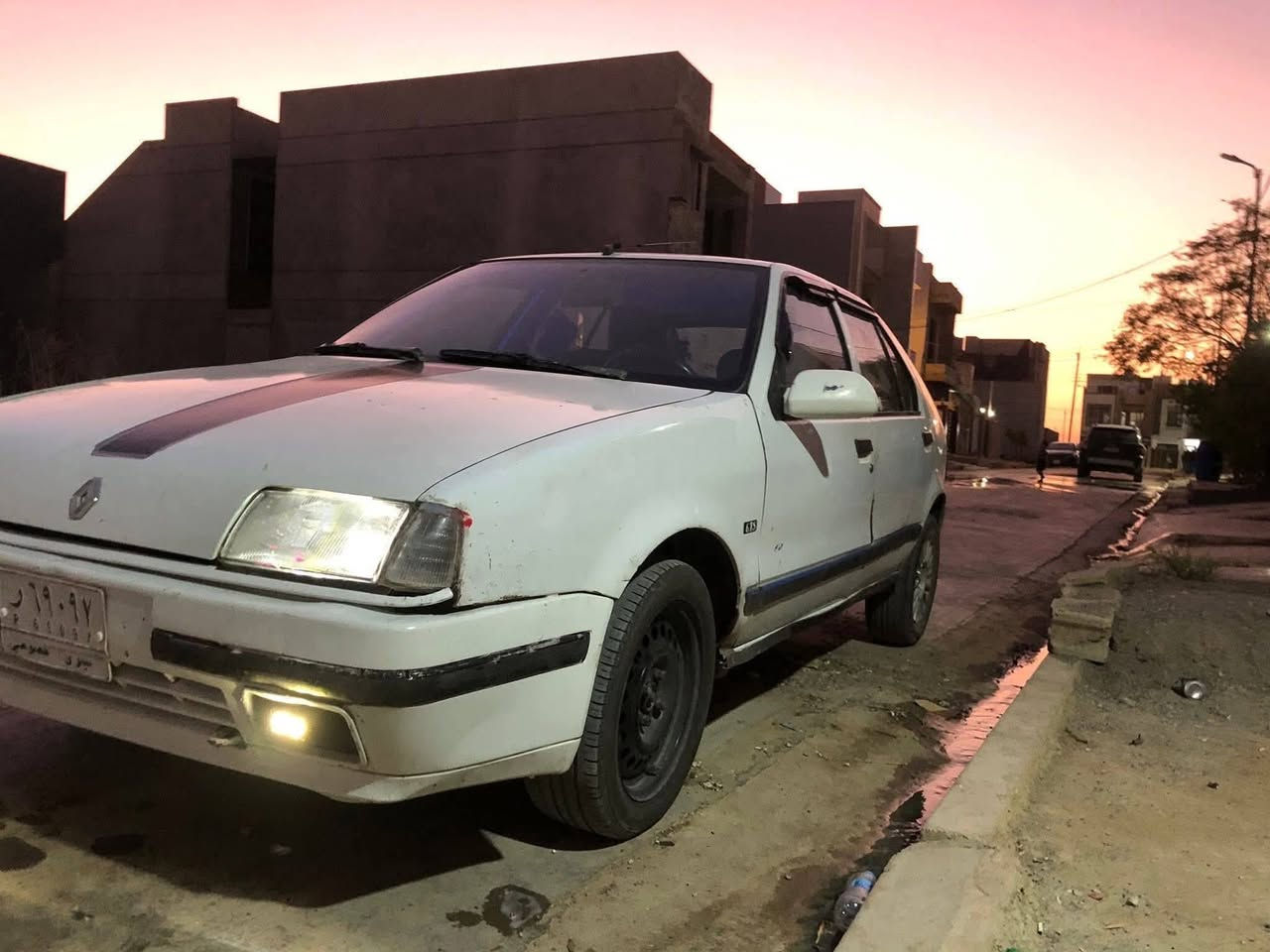 السلام عليكم رينو 19للبيع موديل 1991السيارة كدام العين مكينة شرط لا صرف ولا نفخ الكير مال كصة جديد سيارة بسمي سنوية 2030 كابون بانزين بيها السيارة مستعجل على بيعتها حيل سعرها 19 وبيها مجال شراي اتصل *********** او *********** او ***********
