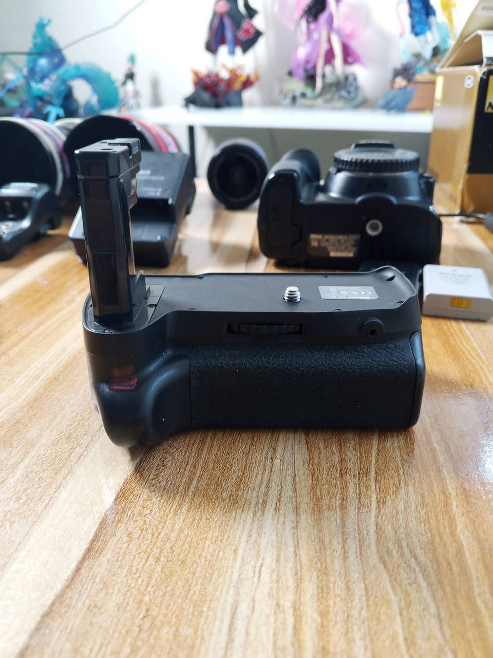 سلام عليكم 
للبيع كاميرا Nikon D5300 مع ملحقات كاملة

المواصفات:

الموديل: Nikon D5300

الدقة: 24.2 ميغابكسل

حساس APS-C CMOS

تصوير فيديو Full HD 1080p حتى 60fps

شاشة متحركة (Flip Screen) قياس 3.2 إنش

واي فاي مدمج Wi-Fi

GPS مدمج

نظام تركيز 39 نقطة AF

تصوير متتابع 5 صور بالثانية

مدخل مايك خارجي للتصوير الاحترافي

تدعم بطاقات SD / SDHC / SDXC 

المرفقات الظاهرة بالصورة:

كاميرا Nikon D5300

عدسة 18-55mm VR

فلاش خارجي JY610E

بطاريتان أصليتان Nikon

شاحن بطارية

Battery Grip

كيبلات توصيل

علبة الكاميرا الأصلية

فلاتر وأغطية عدسات

وصف جاهز للإعلان:

كاميرا Nikon D5300 بحالة جيدة جداً، مناسبة للتصوير الاحترافي وصناعة المحتوى وتصوير المنتجات. تأتي مع عدسة 18-55mm وفلاش خارجي وبطاريتين أصليتين وBattery Grip وجميع الملحقات الظاهرة بالصور. الكاميرا تعمل بشكل ممتاز وجاهزة للاستخدام مباشرة.


**إذا كنت صاحب هذا الإعلان وتريد حذفه لأي سبب، رجاءا أرسل رسالة إلى الدعم الفني**