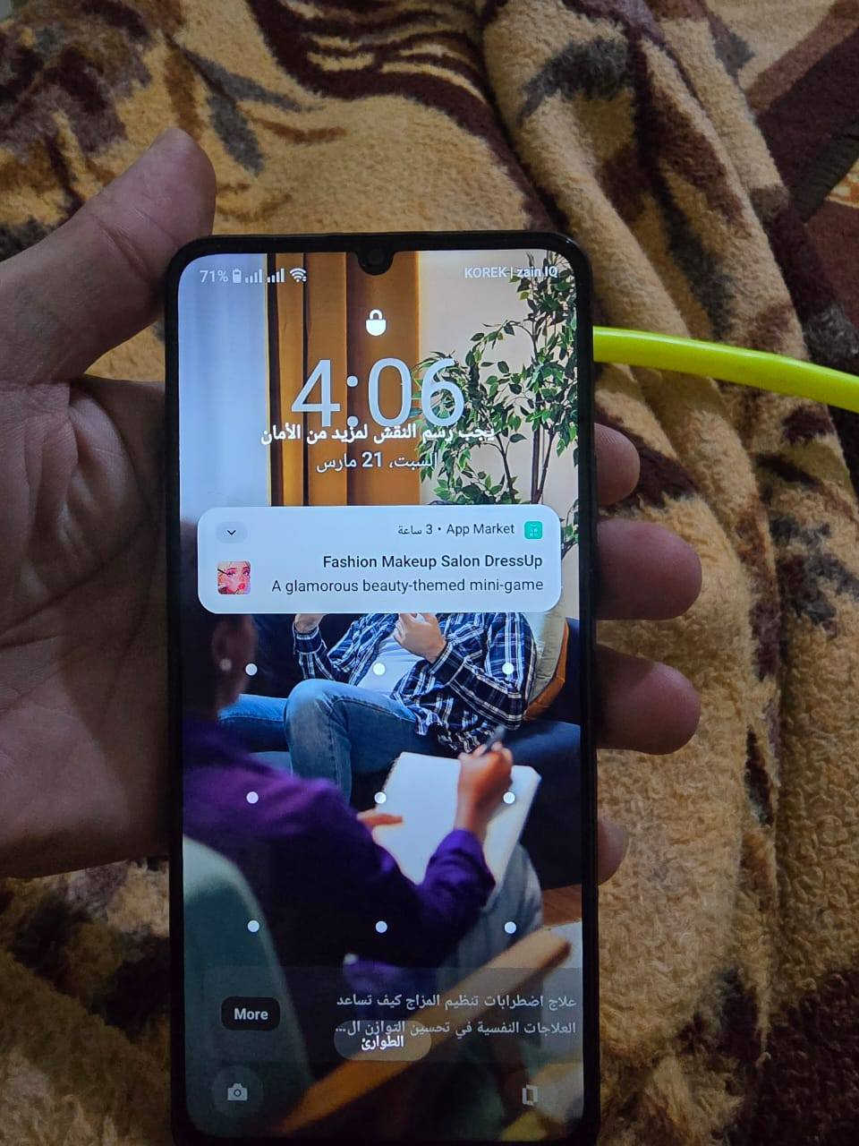 +5
يعد هاتف ريلمي نوت 70 (Realme Note 70) هاتفاً اقتصادياً بامتياز، يتميز ببطارية ضخمة 6000 مللي أمبير، وهيكل متين مقاوم للصدمات (ArmorShell) بمعيار عسكري، وشاشة 6.74 بوصة تدعم تحديث 90Hz، مع معالج Unisoc T7250 وذاكرة 128/256 جيجابايت. 
كلش زين
كلش زين
 +2
أهم مواصفات Realme Note 70:
الشاشة: 6.74 بوصة، بدقة HD+، ومعدل تحديث 90 هرتز.
المعالج: Unisoc T7250 ثماني النواة (12 نانومتر).
الذاكرة والتخزين: 128 أو 256 جيجابايت مع 4 أو 8 جيجابايت رام (مع ذاكرة افتراضية إضافية).
البطارية: 6000 مللي أمبير، تدعم الشحن بقوة 15 واط أو 33 واط حسب النسخة.
الكاميرا: خلفية 13 ميجابكسل (رئيسية)، وأمامية 5 ميجابكسل.
نظام التشغيل: أندرويد 15 مع واجهة Realme UI 5.0.
الحماية والمتانة: هيكل مقاوم للصدمات ArmorShell، معيار IP54 لمقاومة الغبار ورذاذ الماء.
مميزات إضافية: بصمة جانبية، دعم شبكات 4G، منفذ USB Type-C، منفذ 3.5 ملم للسماعات. 
كلش زين
كلش زين
 +4
أهم المميزات:
بطارية عملاقة تدوم طويلاً.
تصميم مقاوم للصدمات والسقوط (MIL-STD 810H).
شاشة بمعدل تحديث 90Hz لتجربة سلسة. 
العيوب:
دقة الشاشة HD+ فقط وليست FHD+.
سرعة الشحن متواضعة مقارنة بحجم البطارية
السعر 175وبي مجال


**إذا كنت صاحب هذا الإعلان وتريد حذفه لأي سبب، رجاءا أرسل رسالة إلى الدعم الفني**