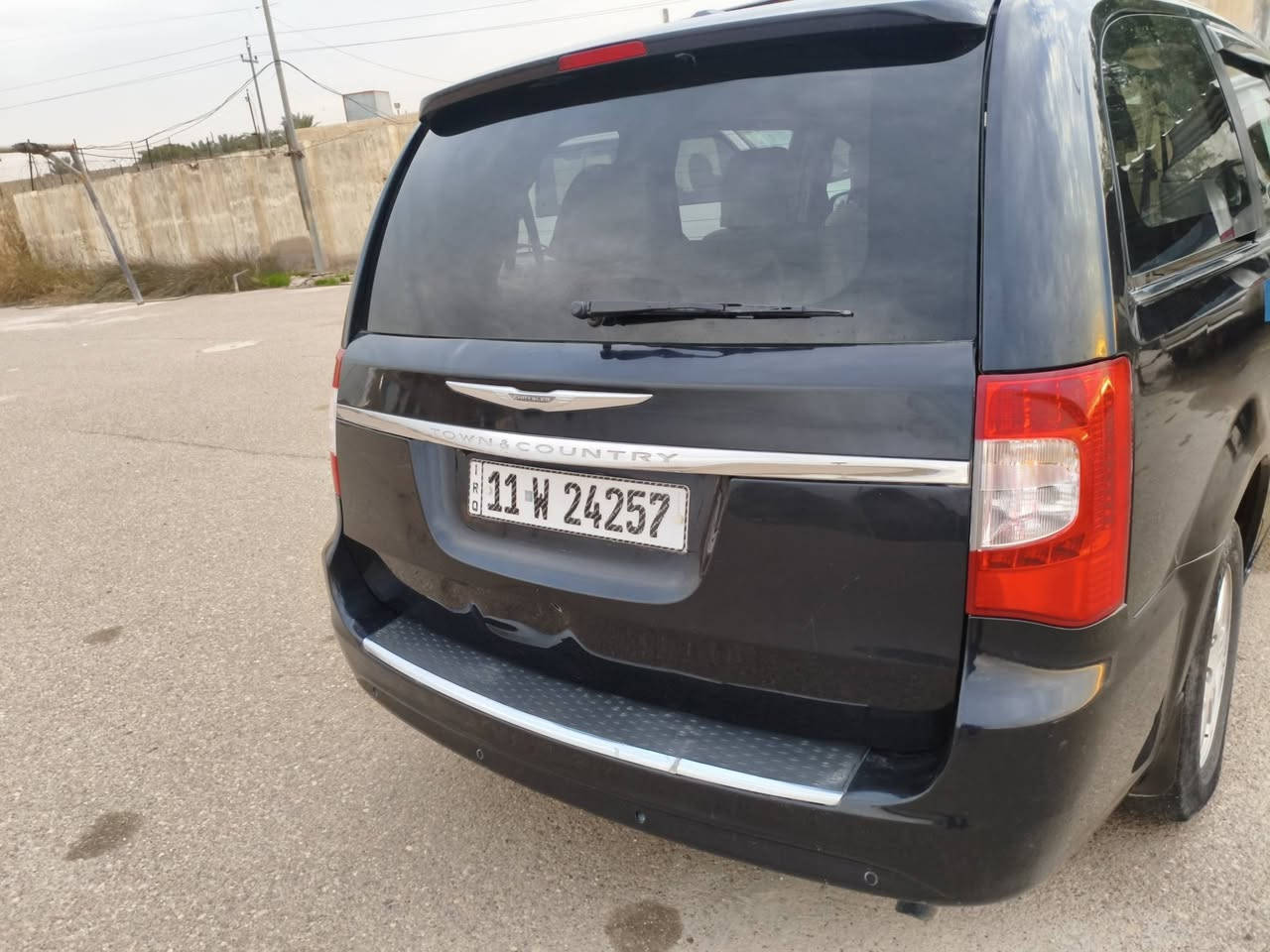 السلام عليكم ورمضان كريم عليكم والله يتقبل الطاعات 
من رخصة الادمنية المحترمين 
للبيع كلايسلر تاون كانتري ٢٠١١ 
محرك ٣٦٠٠ 
بيبان وجنطة وجام وكشن السائق كهرباء 
باتري جديد 
تايرات جدد 
رقم بغداد انكليزي وهزه جديده 
بيها قطع صبغ بدون حادث والسونار مرفق مع الصور 
مكان بغداد 
السعر قفل ١١٥$ 
للاستفسار الاتصال او واتساب *********** /*********** 
واسف للاطاله
