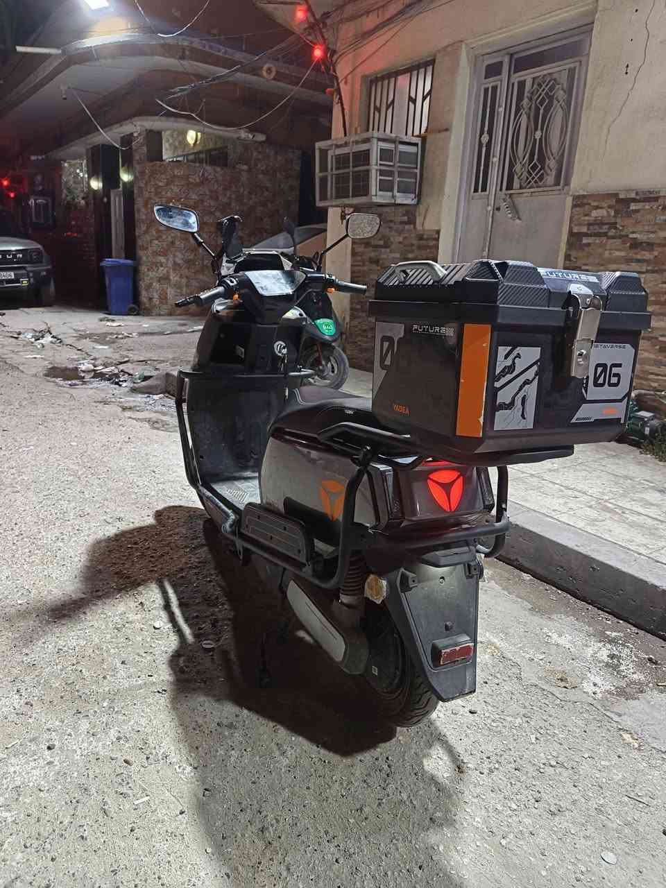 يا الله السلام عليكم شباب دراجه شحن صارلي شهر من اخذتها دراجه على وضع الشركة بيها بصمتين جديدة 
السعر 950وببها مجال للشراي الرقم ***********
مكاني بغداد الكرخ شارع حيفا ***********
