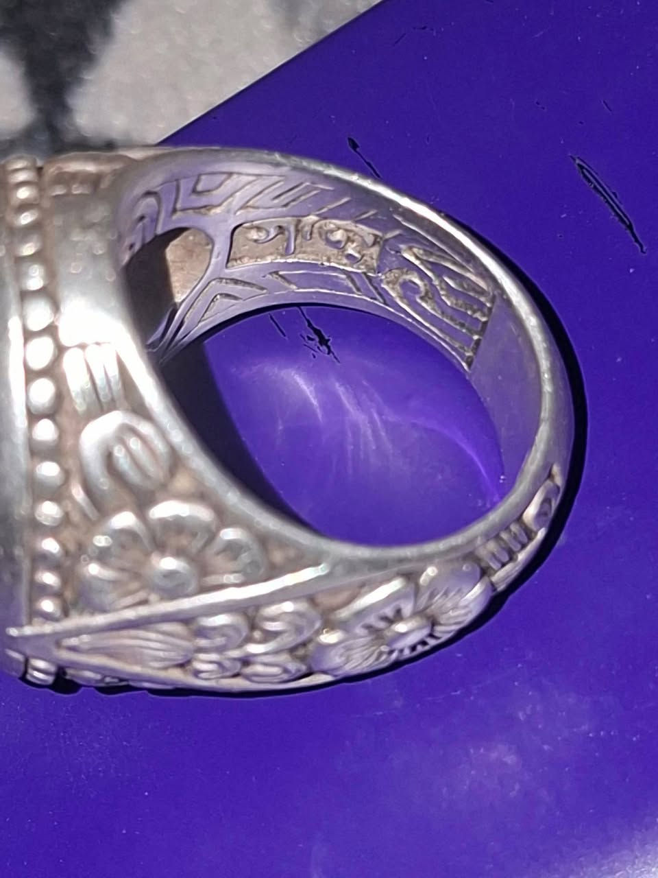سلام عليكم محبس للبيع صياغه عارف فضه عيار 990السعر 200وبي مجال حك الجيه المكان النجف الاتصال على الرقم ***********
