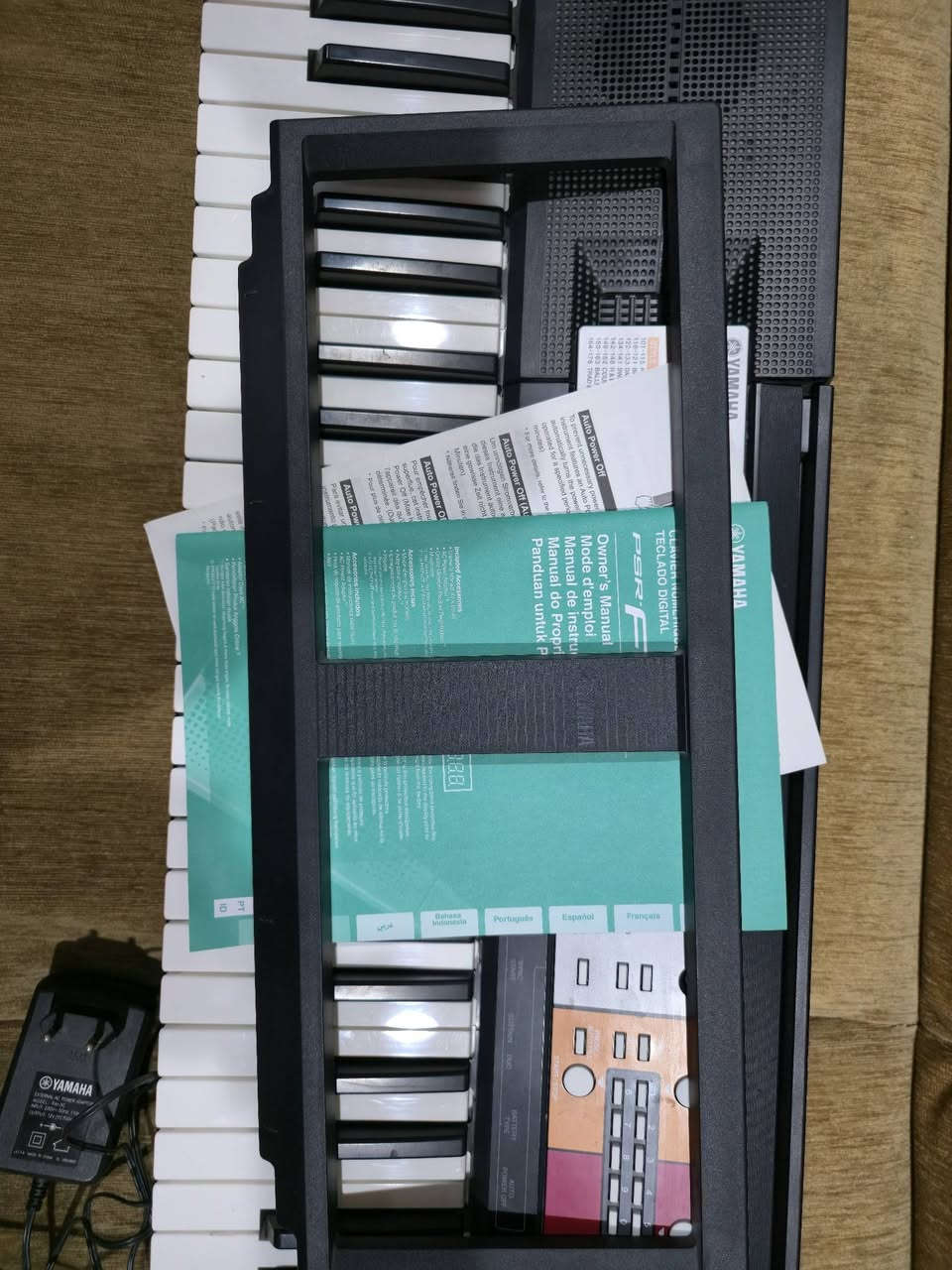 للبيع Yamaha PSR-F50 بحالة ممتازة
السلام عليكم
معروض للبيع  Yamaha PSR-F50 (أورك) مستعمل شبه جديد 
 نظيف جدًا واستعمال قليل جدًا.
 شغال 100% بدون أي مشاكل.
 جميع النوتات صحيحة والصوت واضح وقوي
 مناسب للمبتدئين والهواة والتعلّم بالبيت.
 معاه الشاحن الأصلي Yamaha PA-130.
 السعر: 300 الف وبيه مجال
 للتواصل عبر الواتساب: ***********
