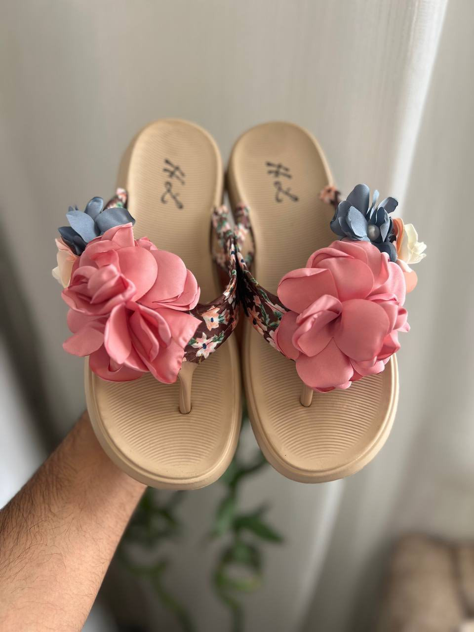 سلبرات جميله والطيفه كوالتي عالي 
قياس من ٣٨ لى ٤١ 
الاسعار مختلفه 🔥🔥🫶✨


**إذا كنت صاحب هذا الإعلان وتريد حذفه لأي سبب، رجاءا أرسل رسالة إلى الدعم الفني**