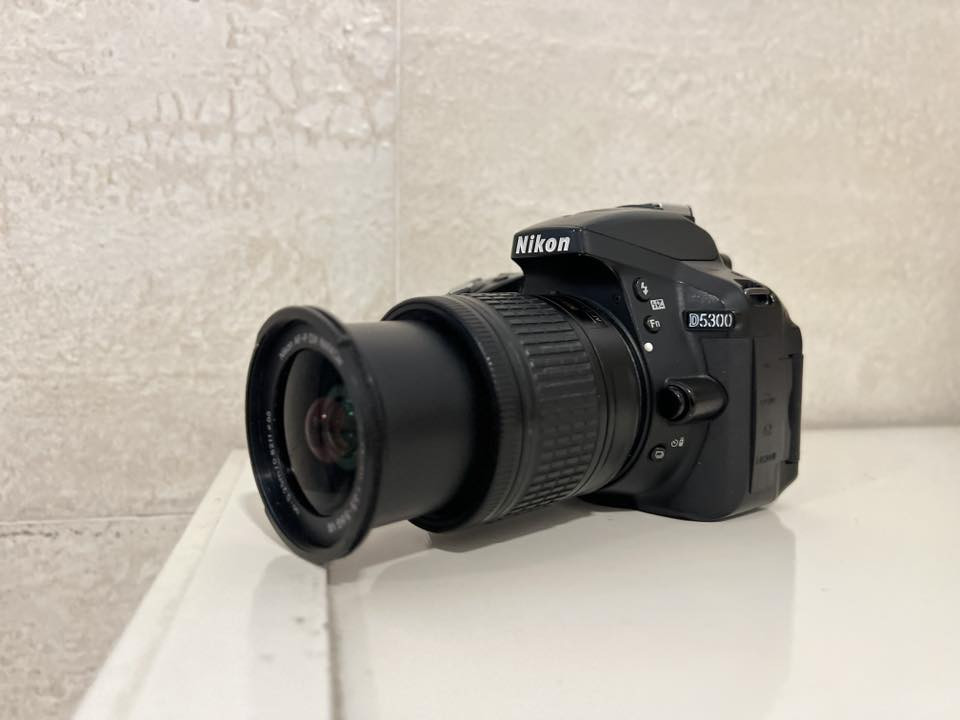 📸 كاميرا Nikon D5300 للبيع
• الحالة: 95٪
 • دقة 24.2 ميغابكسل
 • 39 نقطة فوكس
 • تصوير متواصل حتى 5 صور بالثانية
 • عدسة أصلية 18-55 (فتحة عدسة f/3.5–5.6)
 • حساسية ISO من 100 لحد 12800 (قابلة للتوسيع)
 • شاشة 3.2 إنج متحركة بدقة عالية
 • تصوير فيديو Full HD 1080p حتى 60 إطار بالثانية
 • بطارية أصلية + شاحنة أصلية
 • ويه جنطة أصلية
 • ✅ تدعم Wi-Fi + GPS

✔️ مناسبة للهواة والمحترفين
📍 يوجد توصيل لجميع محافظات العراق 
💰 السعر: [400] وقابل للتفاوض 

📞 للاستفسار:*********** (واتساب  فقط ✅ )
