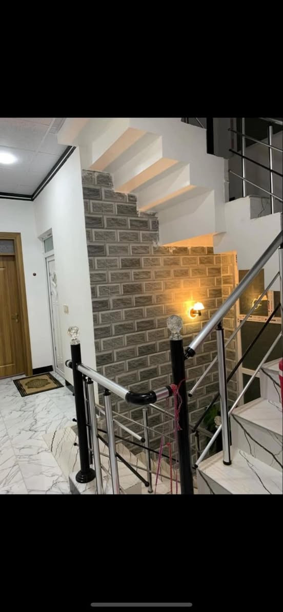 دار للبيع 
مساحة 100 متر حي الفلاح خلف الملعب جمعية ضفاف دجلة وبيه وصل تمليك وخطين ماء  خدمات كاملة بناء حديث 2023 طابقين الاول صالة كبيرة مع مطبخ وغرفة نوم وصحيات  ومرافق خارجي وكراج ومنور 
والطابق الثاني 3 غرف نوم كبيرة مع صحيات  وبيتونة كبيرة 5*6متر  الموقع بالضبط ثاني فرع من شارع 15 قريب من مدرسة الوفاء الابتدائية وقريب من سنتر لمسة السعر مناسب جداً تريد مع الاثات او بدون اثاث لكوني  مستعجل***********
***********
