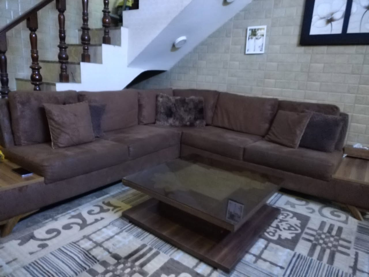 السلام عليكم 
ديوان تركي ابو الطبلات 
قياس/ مترين ب 3 مترات 
الحالة /نضيف مابي ضرر 
التخم مرتب و مصمم للراحه ووياة عدد كوشات 
يجي بيه دبل طبله تصعد و تنزل 
🥎 مع الطبله الوسطيه ب 550
العنوان / بغداد حي الإعلام 
للستفسار ***********
متواجد على الواتساب
