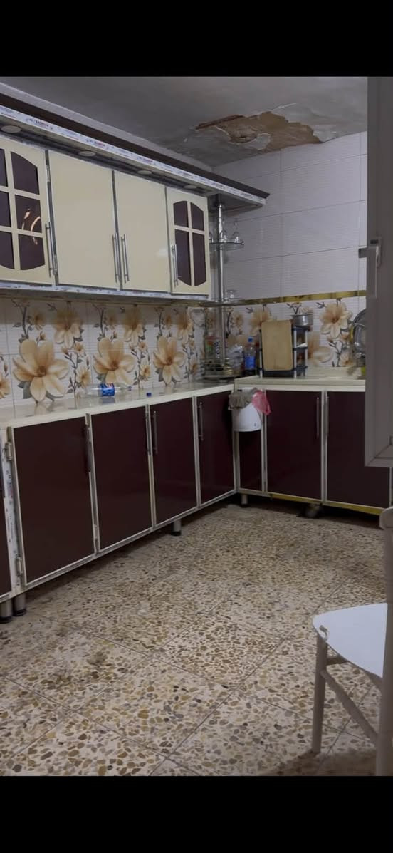 يوجد بيت للبيع في تجاوز نهاية الاربعمية يبعد على الشارع العام ٣ بيوت يحتوي على غرفتين  واستقبال ومطبخ  ومخزن وحوش البيت نضيف كلششً لاستفسار ***********
