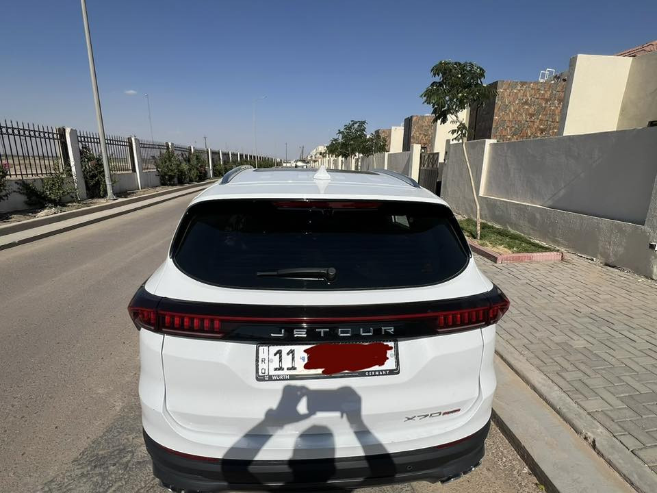 🛑 للبيع: جيتور X70 بلس (Jetour X70 Plus) - فئة Luxury موديل
2024
السيارة بحالة جيدة ، كاملة المواصفات، ومكفولة من (الصبغ والفتح والبارد والحار ) فقط شخوط ورصعات بسيطه اثر طريق والسونار مرفق مع المنشور .

✅ نوع المحرك: 1.6 Turbo
✅ عدد البصمات ( 2 )
🛞تخم تايرات جديده
🛠️ ادامه كامله للسياره 
 الممشى الحالي : 51 ألف كم فقط.

 الرقم: بغداد (بإسمي والتحويل مباشر).
 📍موقع السياره : بغداد - زيونة.

💎 أبرز المواصفات والأنظمة:
• السعة: 7 راكب (عائلية بامتياز).
• التبريد: شاشه لمس ( قطعتين تبريد بـ 8 فتحات توزيع ) 
• ثلاجة .

 الشاشات والكاميرات: 
• شاشتين ديجيتال متصلة 
• منظومة كاميرات 360° مع رؤية فوقية (3D) 
• حساسات خلفية وأمامية.

الراحة والرفاهية: 
• بانوراما قمارة كاملة
• كشن سائق كهرباء
• صندوق خلفي ذكي (فتح وغلق كهربائي)
• 4 جامات أوتو 
• نظام انعكاس الهاتف (أندرويد + آيفون) بالشاشه 
• منافذ USB عدد 4 
• شحن لاسلكي للهاتف .

 الأنظمة الذكية: 
• بصمة 
• ابواب ترحيب عند الاقتراب
• ⁠ فتح وغلق السياره تلقائي 
• مرايا جانبية كهربائية (طي أوتوماتيكي مع إشارات بالمري)  .

🛡️ أنظمة الأمان ومساعدة السائق:
• رادار تحديد مسار 
• تنبيه الخروج من المسار.
• نظام النقطة العمياء (Blind Spot).
• مثبت سرعة (Cruise Control).
• هاند بريك دكمة (كهربائي)
• نظام أوتو هولد (Auto Hold).
• نظام مانع الانزلاق 
• وضعيات قيادة متعددة 
• وضعيات تحكم مختلفة بالستيرن.

✔️السياره نظيفة جدا ( استخدام شخصي )
✔️وباقي المواصفات معروفه 

💰 السعر : 26 مليون ( وبيها مجال حك الجيه )
للاستفسار اكثر يرجى الاتصال بالرقم التالي : 📞 ***********
