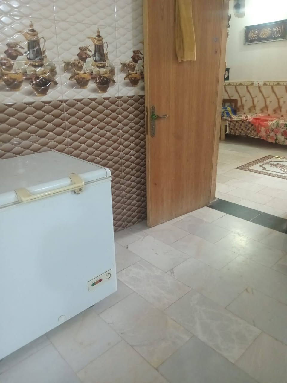 دار للبيع مساحته 250
حله شارع80
متكون من غرفتين نوم وكيلدور وصاله وصيات ومطبخ
طابق واحد 
للاستفسار ***********

