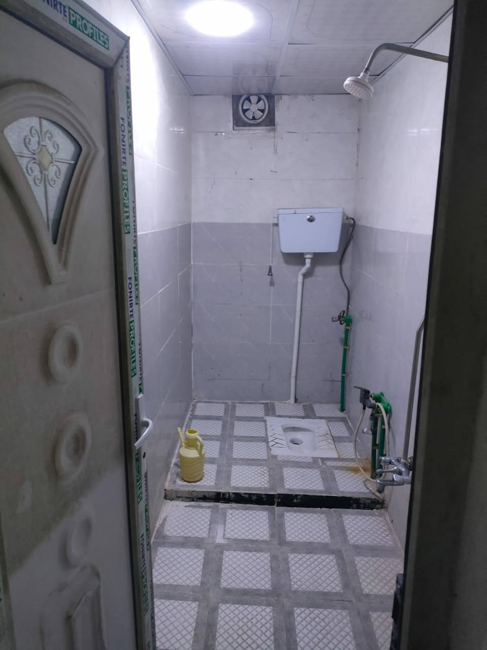 شقة للايجار في جمعية إسكان الموانئ على شارع عشرين طابق اول معزولة تتكون من صالة ضيوف ومطبخ كبير وغرفة ومجموعة صحية مع سطح داخلي الشقة جاهزة السعر أربعمائة الف شامل اجور الماء والكهرباء للاتصال *********** البصرة, العراق
