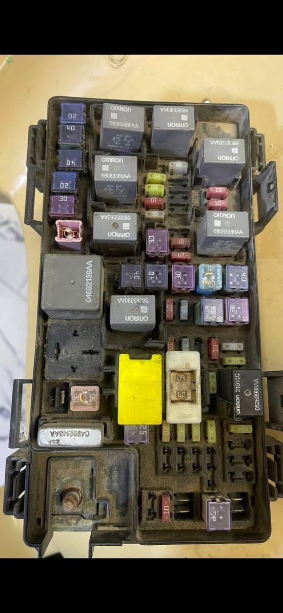 السلام عليكم اغراض تفصيخ دوج كرفان مثل مموضح بالصور للاستفسار ***********
