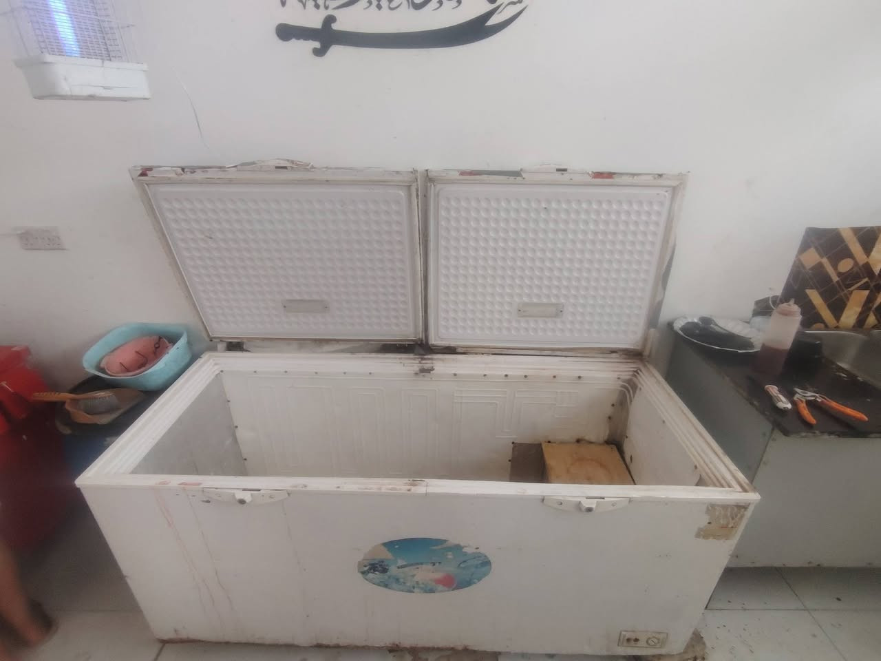 السلام عليكم من رخصه الادمن
شوايه دجاج 6 اشياش
شوايه كباب تفصال ثقيل
مثرامه لحم حجم 32
مجمده بابين
جام خانه متر و30
ميز طعام 4 بدون كراسي
عارضه ببسي.
سنك
حمايه تمن ومرق
مراوح 4
قاطع بلايود خشب الثقيل 4 متر
***********
العنوان بصره امن داخلي*
