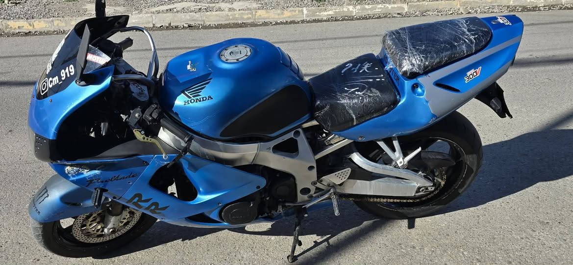 نوعيه/ هوندا 919 cbr
موديل/1999
الموقع/موصل
بدون اوراق 
مكينه وا كير خير من الله 
الدراجه كدام عينك 
دسكات جديد
يدات رياضي 
دهن (MOTUL)🏍️(موتول)
بلكات(ngk)
حماوه (82)
السعر (17) ورقه قابل للتفاوض
الرقم تلفون
***********
بي واتساب
