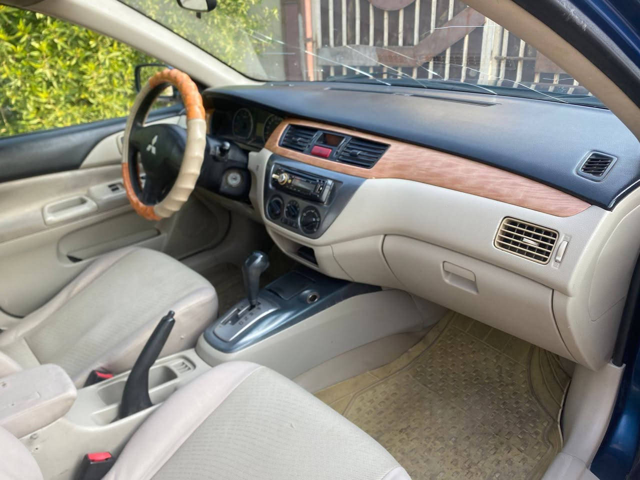 لانسةر موديل 2011
ناو زةرد 
مةكينة گةورة به شةرتي فةحس 
3 بارجة بوياخ 
1يةك دةرگا و 2 چامرلغ بيشةوة بێ کردنةوة 
سەنەوێ پلاستیک 
دواو بێشي كه بسه
توزيك شوخت و گەری تيداية
سارد و گةرمي ئيش ده كات 
مالي دۆسته 
ژماره ي خاوني ***********
