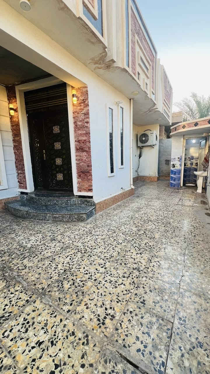 سلام عليكم
بيت للبيع في حي الاجولان 
مساحت البيت 300م
بسمي 
يحتو البيت علئ اربعه غرف نوم 
سعر البيت /230
وايضنً. صاله فوق  
للاستفسار والتواصل 
الاتصال /
اسياسل/***********
كورك/***********
