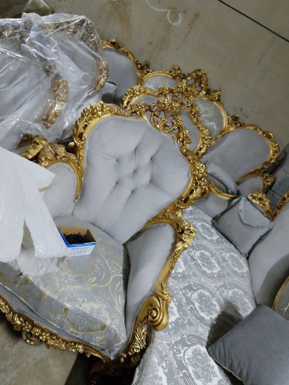 عرض خاص آخر قطعة  ملكي جديد مامستخدم قنفتين و4 كراسي 6 قطع فقط 650 معرض ومزاد ام زهراء ***********
